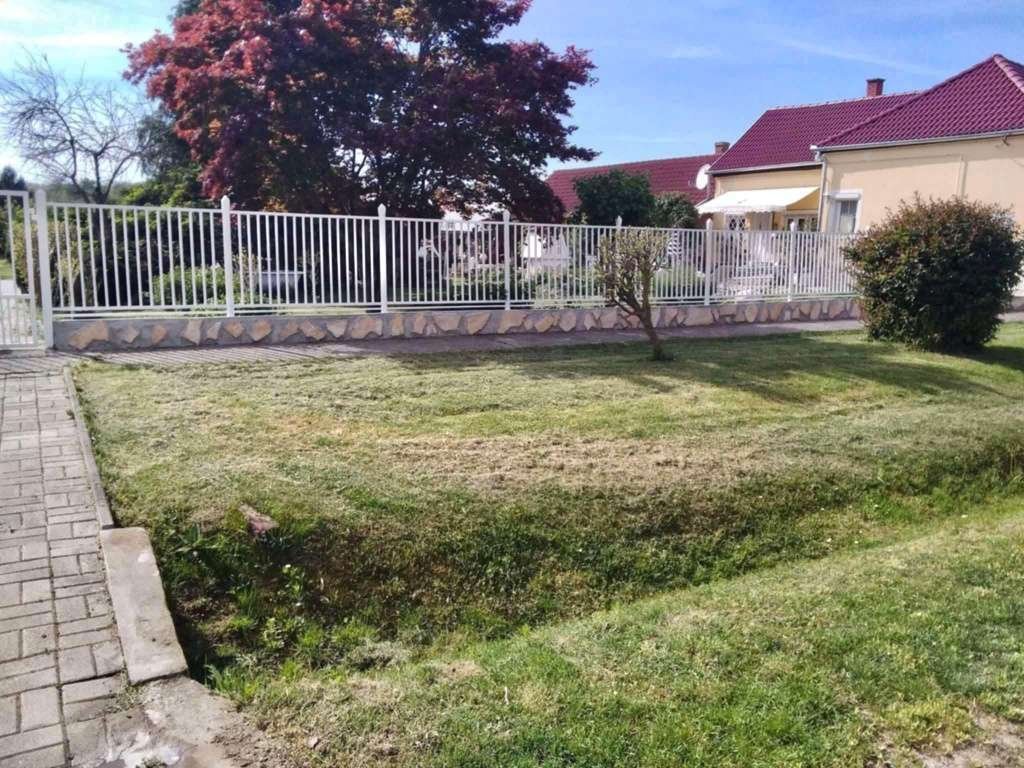 Traumhaftes Baugrundstück mit Zaun und Natursteinmauer - Ihr Wohntraum wartet!