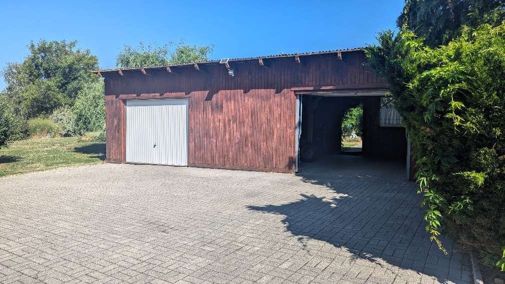 Großzügige Doppelgarage mit Durchfahrt - Optimale Stellfläche für Fahrzeuge und Stauraum!
