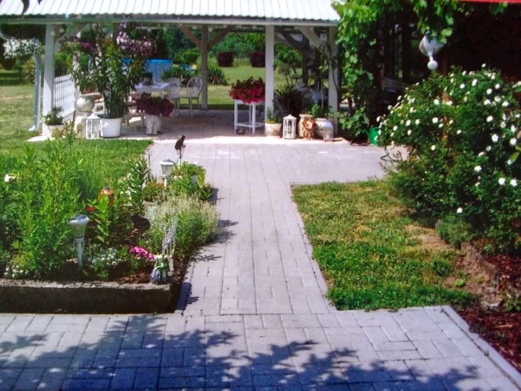 Einladende Garten-Oase mit überdachter Terrasse und durchdachter Wegeführung - Ihr Rückzugsort zum Wohlfühlen!