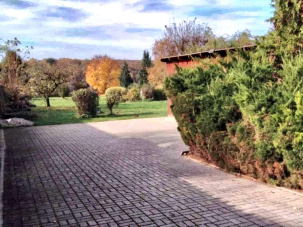 Repräsentative Pflasterzufahrt mit traumhafter Herbstkulisse - Ihr Eingang zu mehr als nur einem Zuhause!