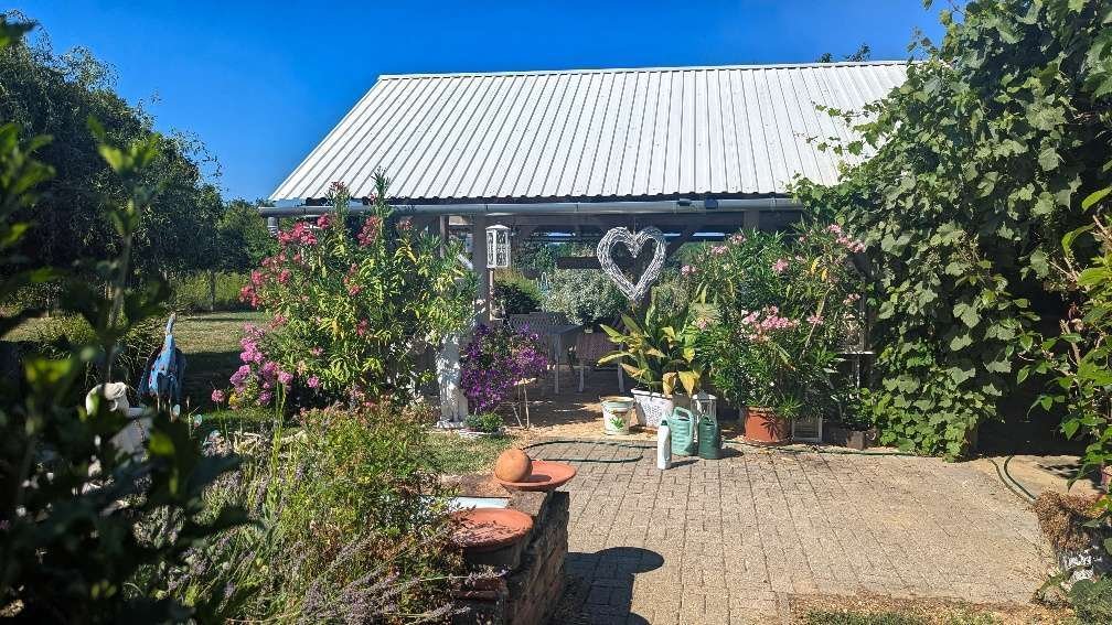 Idyllische Garten-Oase mit überdachter Terrasse - Ihr Rückzugsort zum Wohlfühlen!