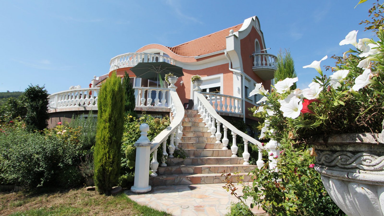 Balatongyörök: Exklusive Einfamilienhaus mit traumhaften Blick auf den Plattensee  Balatongyörök: Exklusive Einfamilienhaus mit traumhaften Blick auf den Plattensee