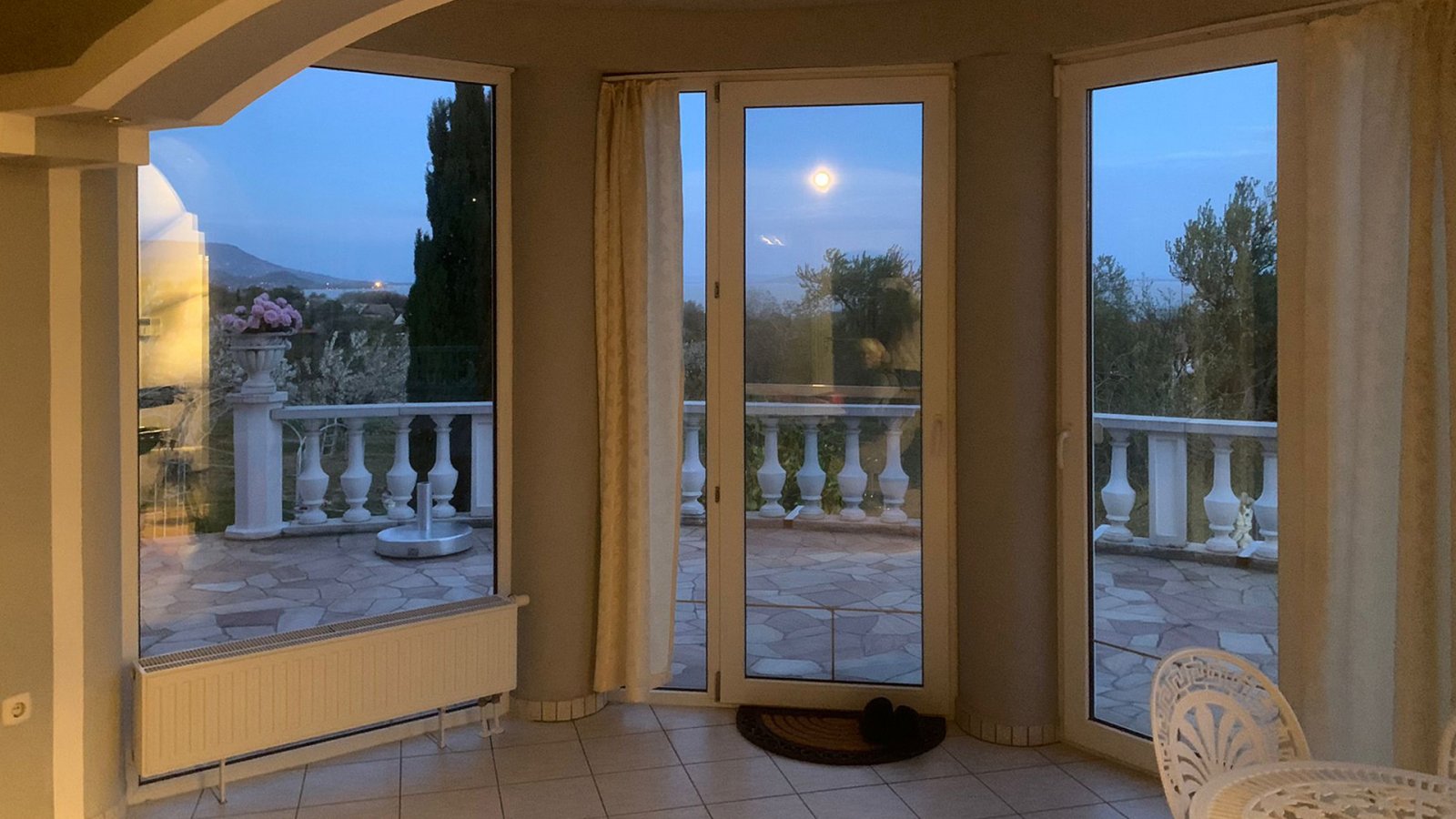 Essen mit Blick auf die Terrasse Essen mit Blick auf die Terrasse