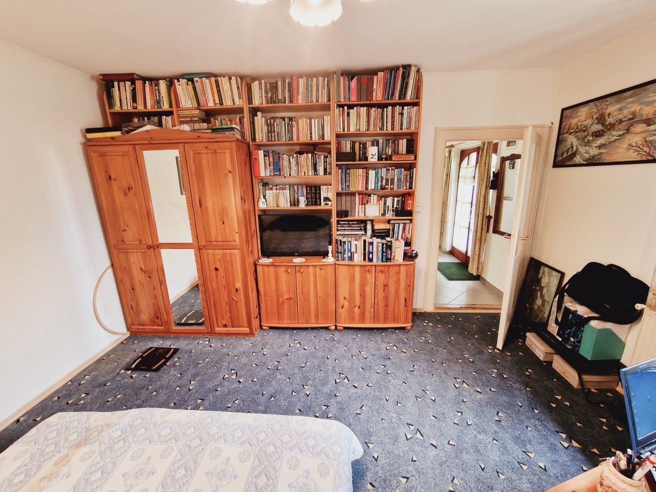 Großzügiger Bücher-Traum: Eingebaute Bibliothek mit integriertem Stauraum und charmantem Holzdesign