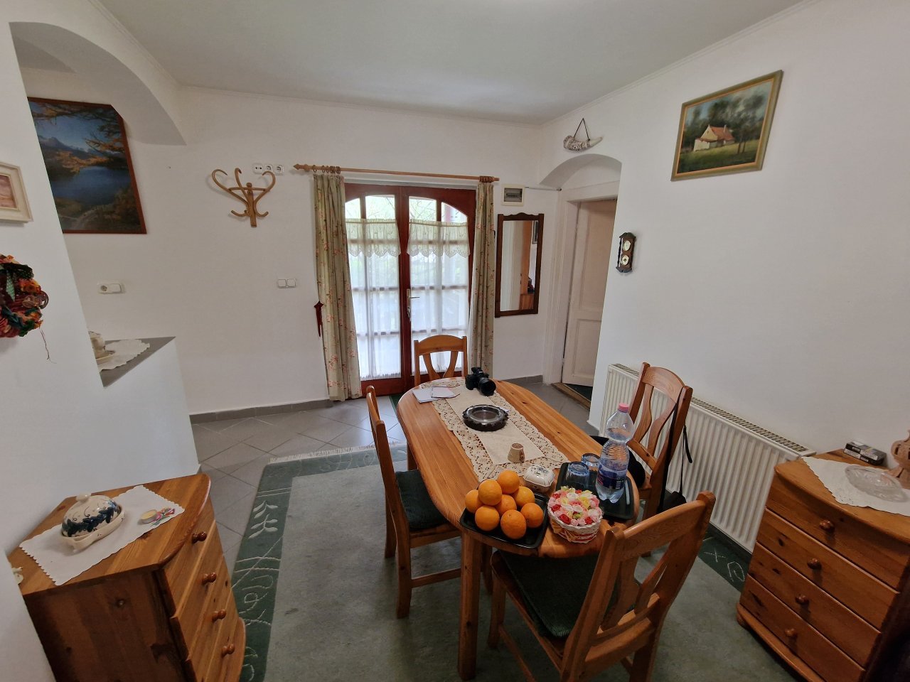 Lichtdurchfluteter Essbereich mit charmantem Wintergartenzugang und eleganter Raumteilung