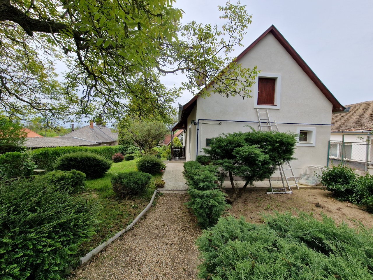 Charmantes Einfamilienhaus mit pflegeleichter Gartengestaltung und direktem Zugang zum Eingangsbereich