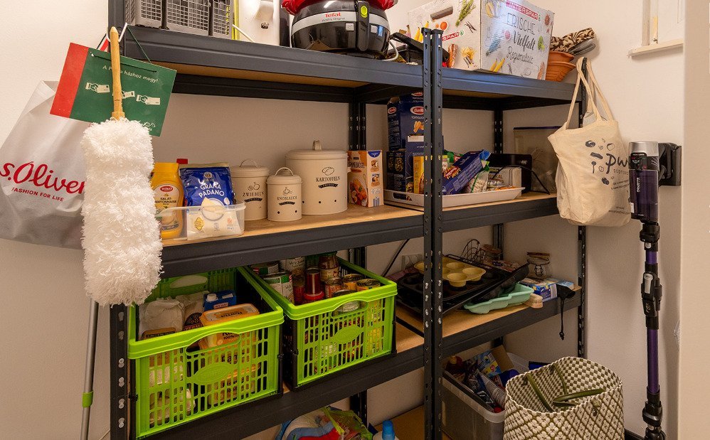 Praktischer Abstellraum mit robustem Regalsystem und optimaler Stauraum-Organisation