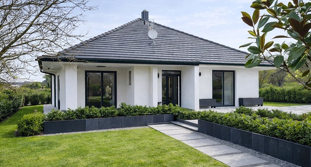 Moderne Architektur mit großflächigen Schiebeelementen und nahtloser Verbindung zum Außenbereich