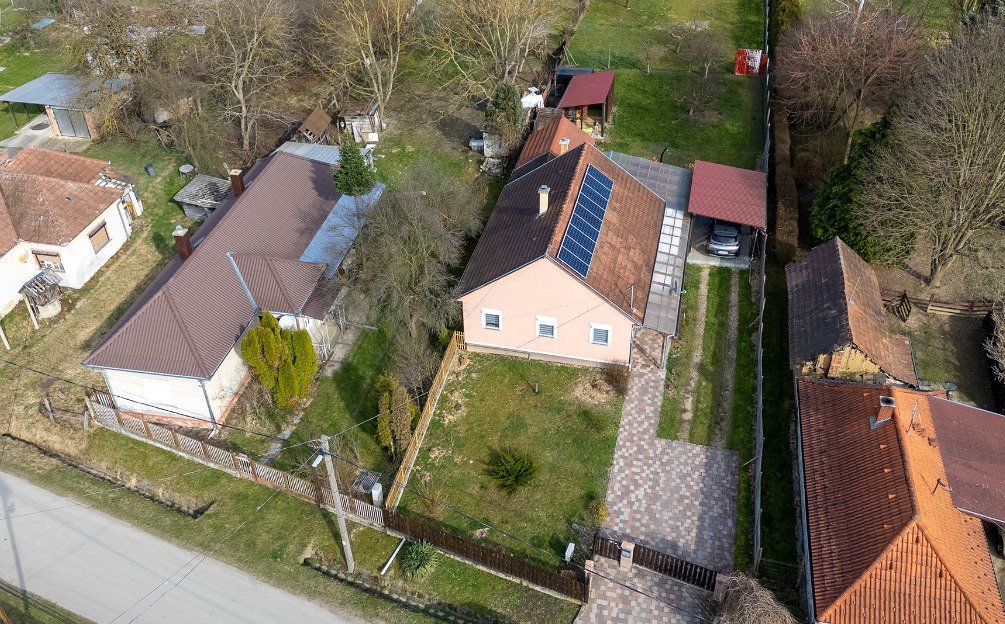 Energieeffizientes Wohnhaus mit Photovoltaikanlage und ausreichend Freiflächen Energieeffizientes Wohnhaus mit Photovoltaikanlage und ausreichend Freiflächen