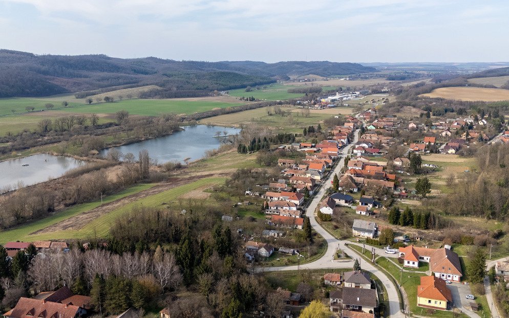 Idyllische Landschaftslage mit Flussblick und ländlichem Charakter Idyllische Landschaftslage mit Flussblick und ländlichem Charakter