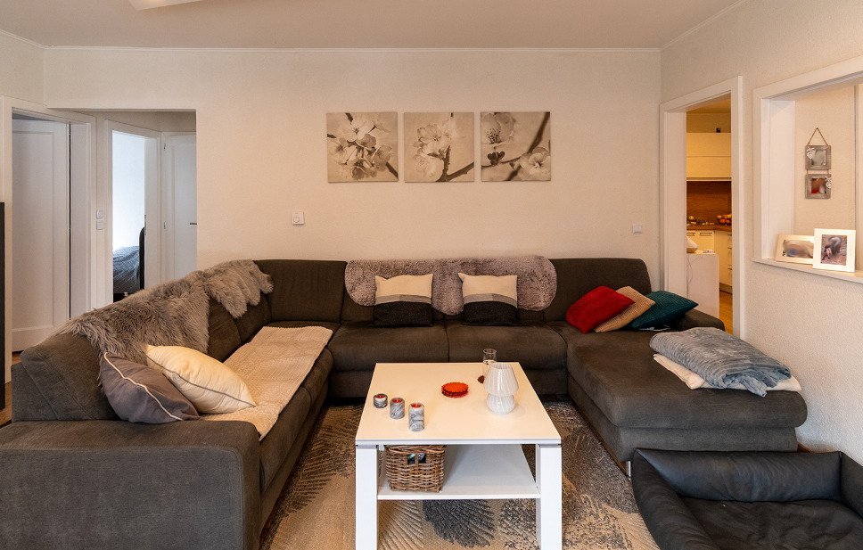 Helles Wohnzimmer mit offener Raumaufteilung und vielfältigen Zugangsmöglichkeiten Helles Wohnzimmer mit offener Raumaufteilung und vielfältigen Zugangsmöglichkeiten