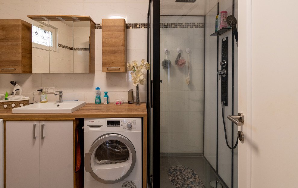 Modernes Badezimmer mit begehbarer Dusche und praktischer Waschtischzone Modernes Badezimmer mit begehbarer Dusche und praktischer Waschtischzone