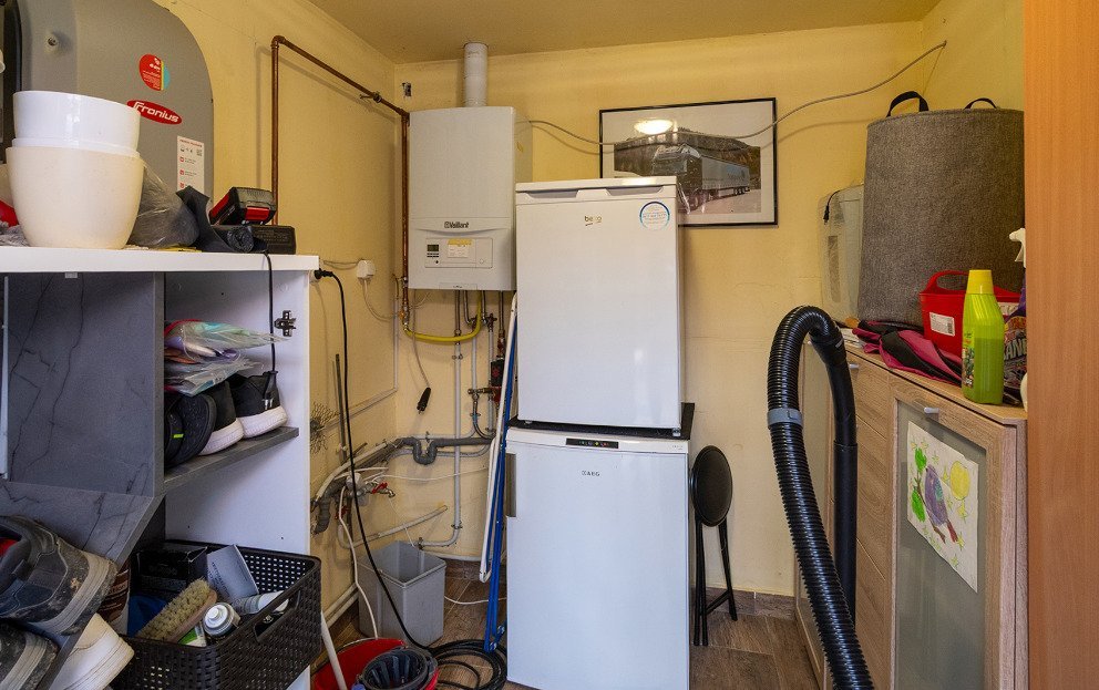 Technischer Hauswirtschaftsraum mit moderner Heizanlage und praktischer Speicherausstattung Technischer Hauswirtschaftsraum mit moderner Heizanlage und praktischer Speicherausstattung