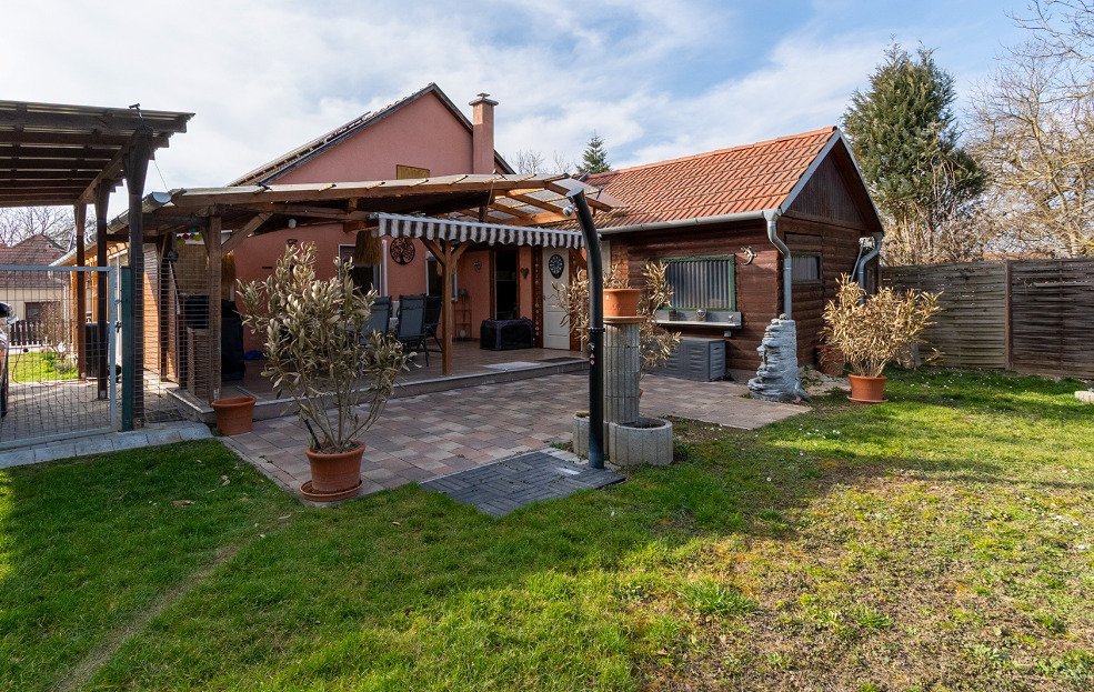 Terrassenanlage mit massiver Holzüberdachung und direktem Zugang zum Garten Terrassenanlage mit massiver Holzüberdachung und direktem Zugang zum Garten