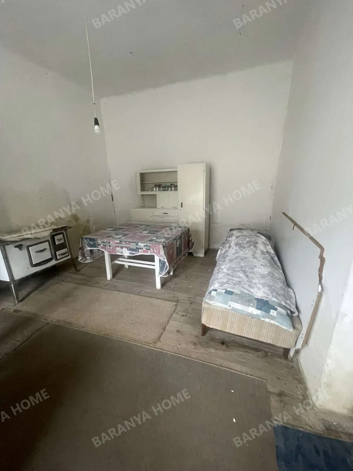 Zum Verkauf steht in Nagynyárád, in der Kossuth-Lajos-Straße, dieses 5-Zimmer-Familienhaus mit einer Grundfläche von ca. 220 qm, renovierungsbedürftig Zum Verkauf steht in Nagynyárád, in der Kossuth-Lajos-Straße, dieses 5-Zimmer-Familienhaus mit einer Grundfläche von ca. 220 qm, renovierungsbedürftig