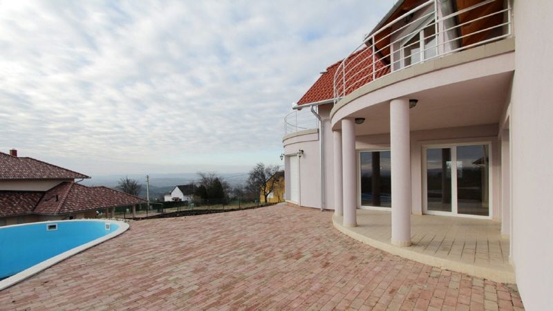 Terrasse mit Swimmingpool