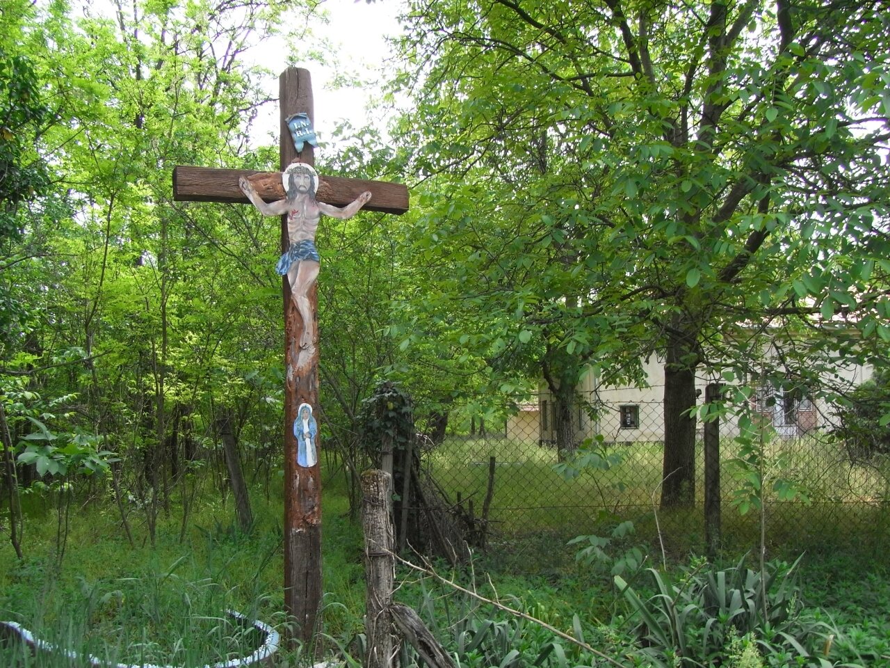 Wegekreuz direkt neben dem Haupteingang