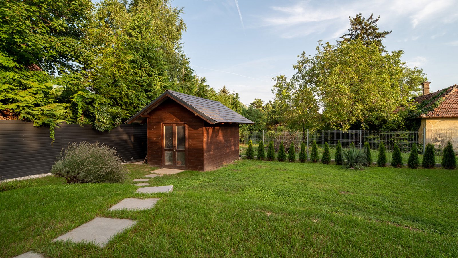 Garten mit Gartenhaus