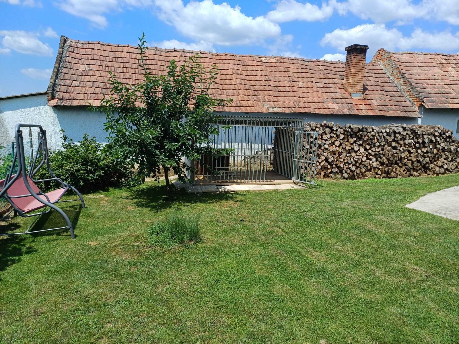 Idyllisches Landhaus mit Charme: Großzügiger Garten, rustikale Dachziegel und praktischer Holzlagerplatz inklusive!