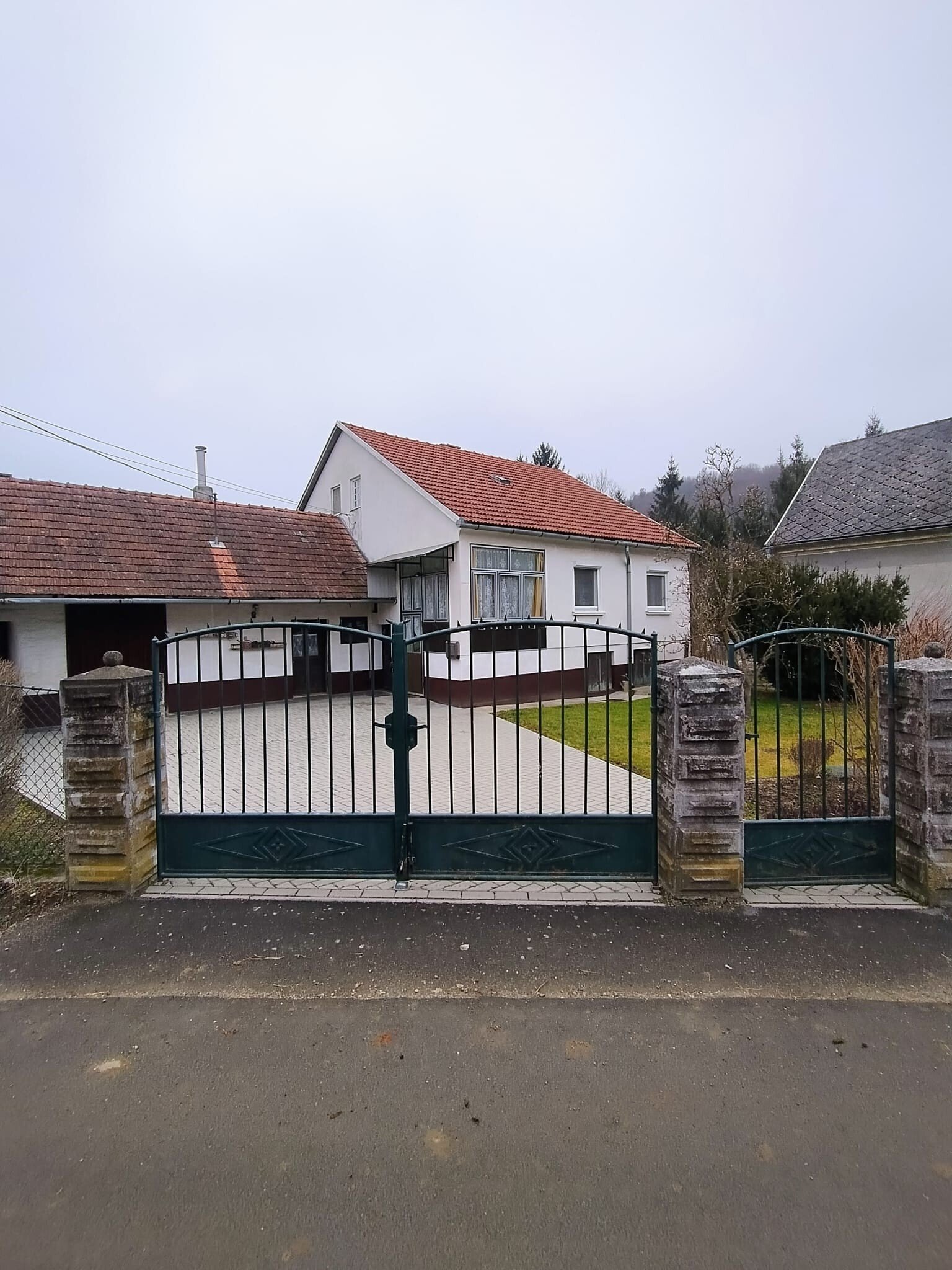 Felsőszölnök: Családi ház a Szölnöki út partján 