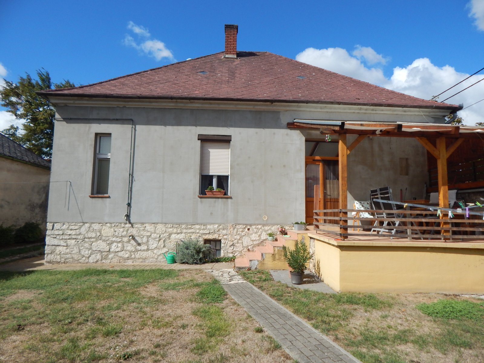 Tapolca: Egy középosztálybeli családi ház Tapol népszerű kertvárosi részén Tapolca: Egy középosztálybeli családi ház Tapol népszerű kertvárosi részén