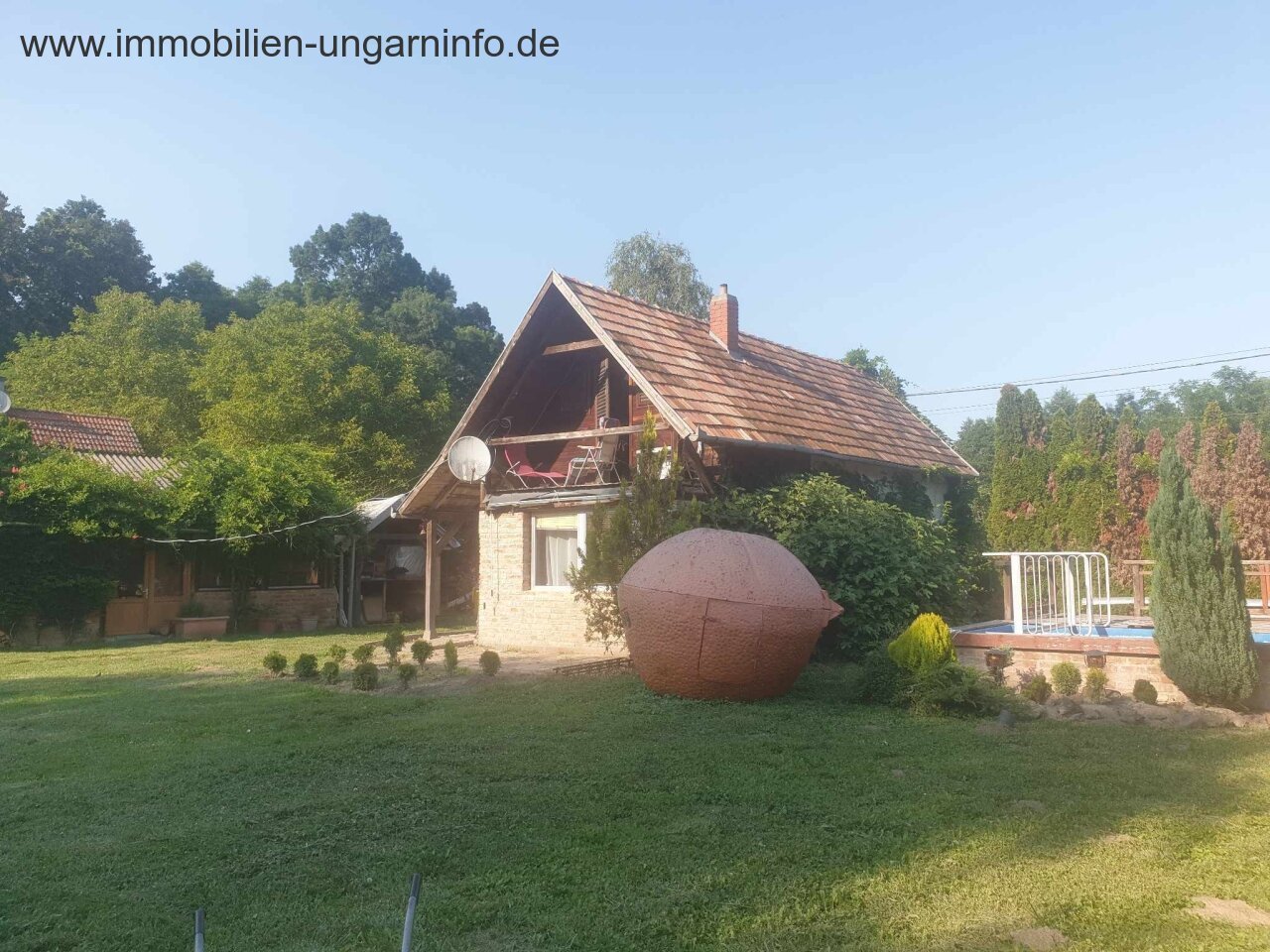 Somogy Vármegye: Zu verkaufen 3,2 Hektar großes Familienanwesen mit 3 Häusern, Pool, See, Wald 