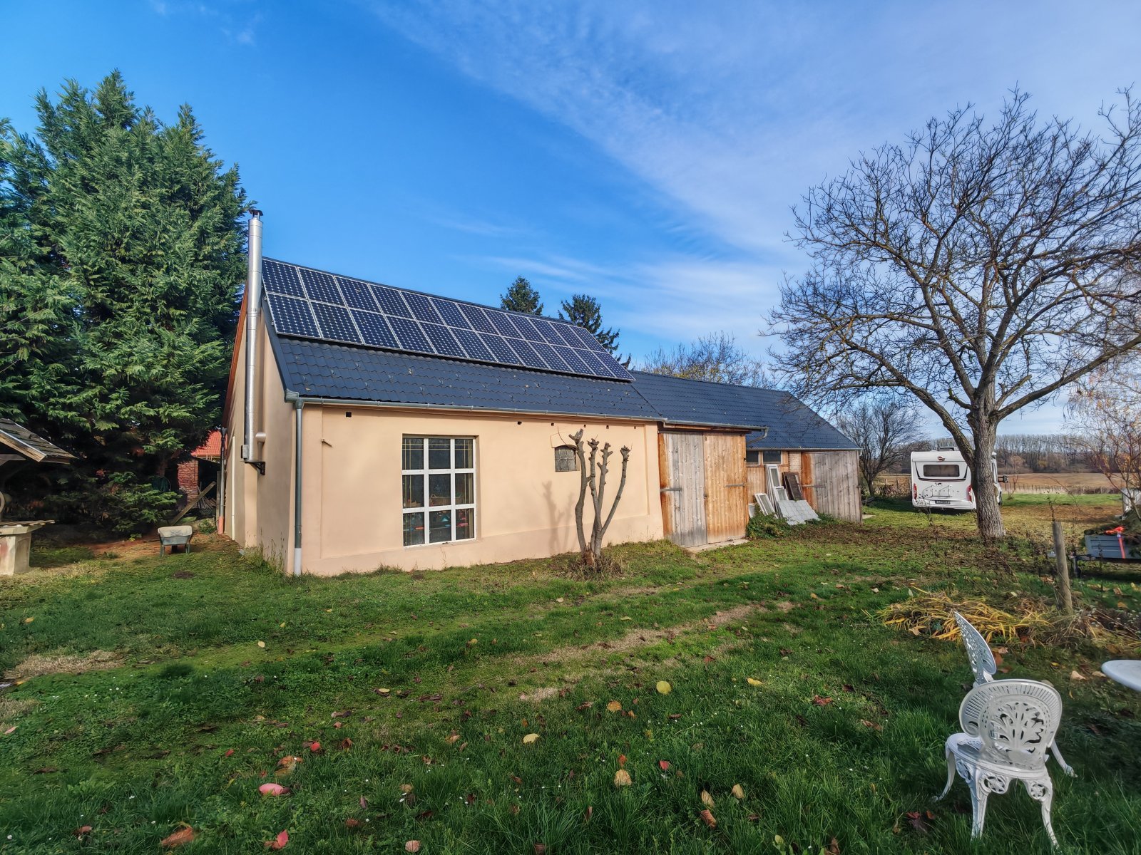 großes Nebengebäude großes Nebengebäude