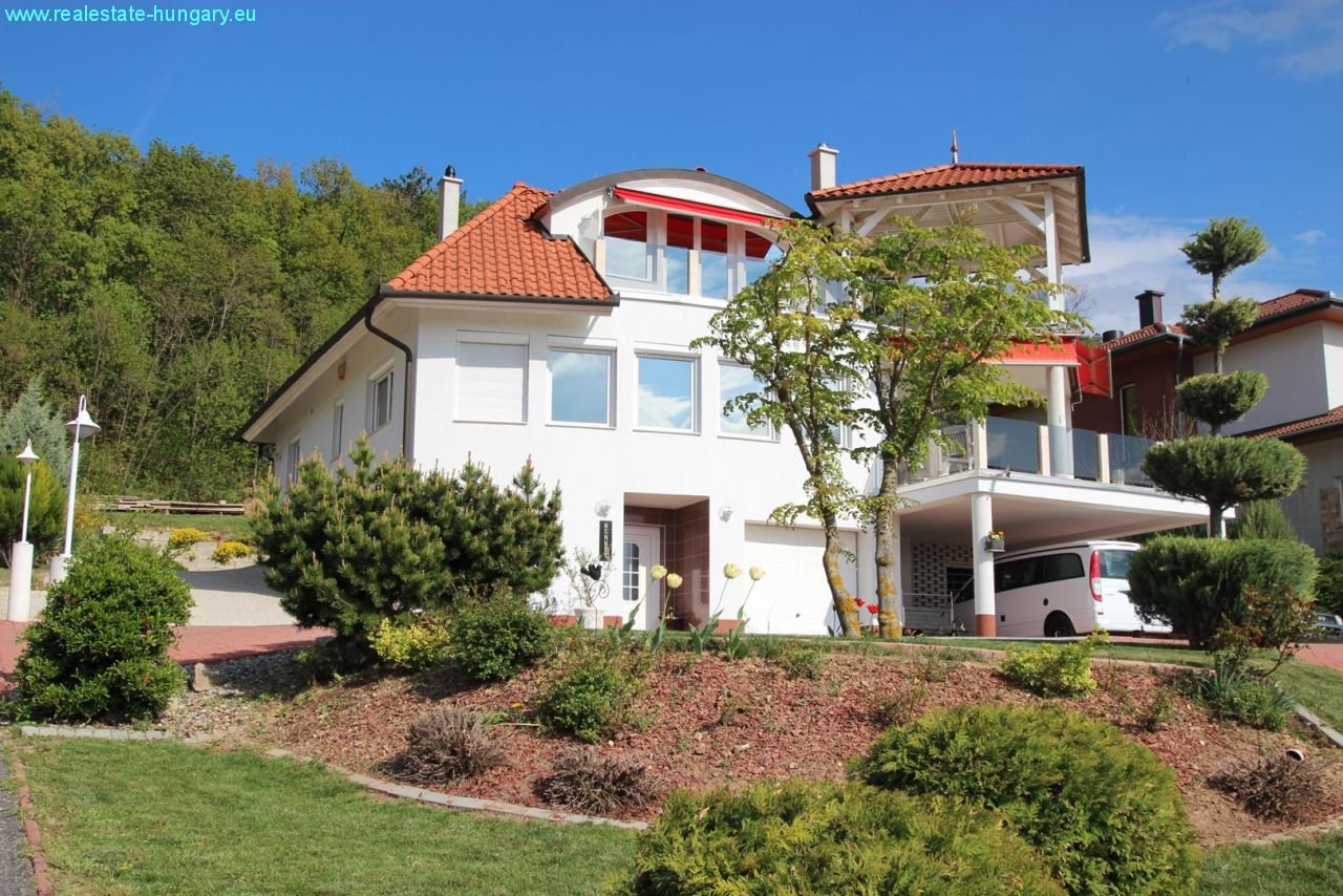 Cserszegtomaj: Imposante Villa mit Einliegewohnung am Nordufer 