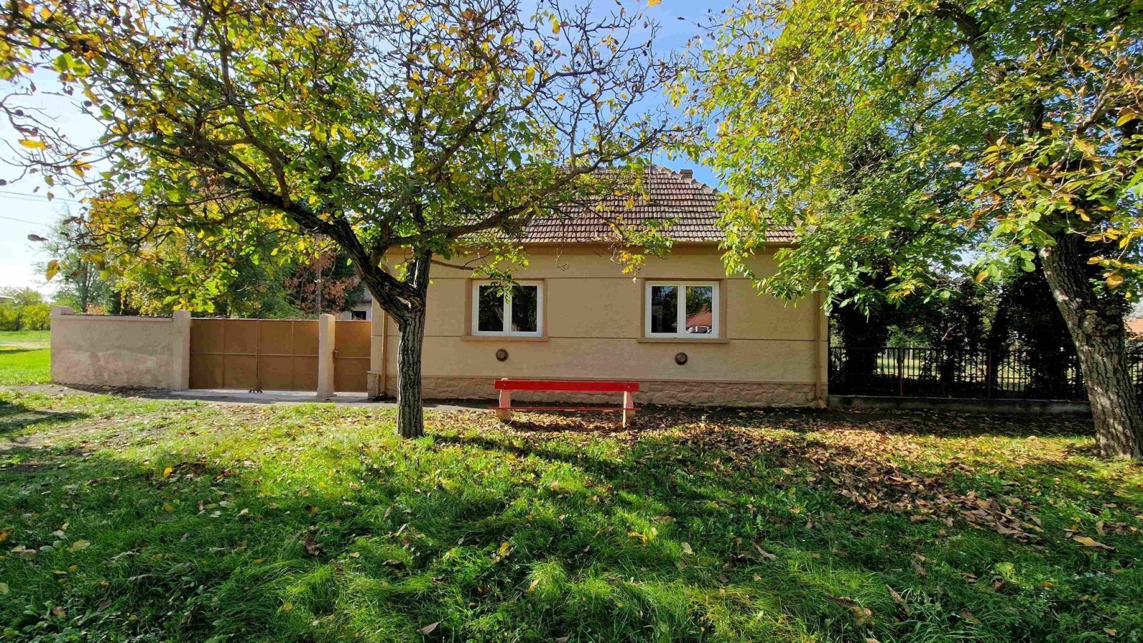 Pápoc: Költözhető állapotban felújított családi ház 