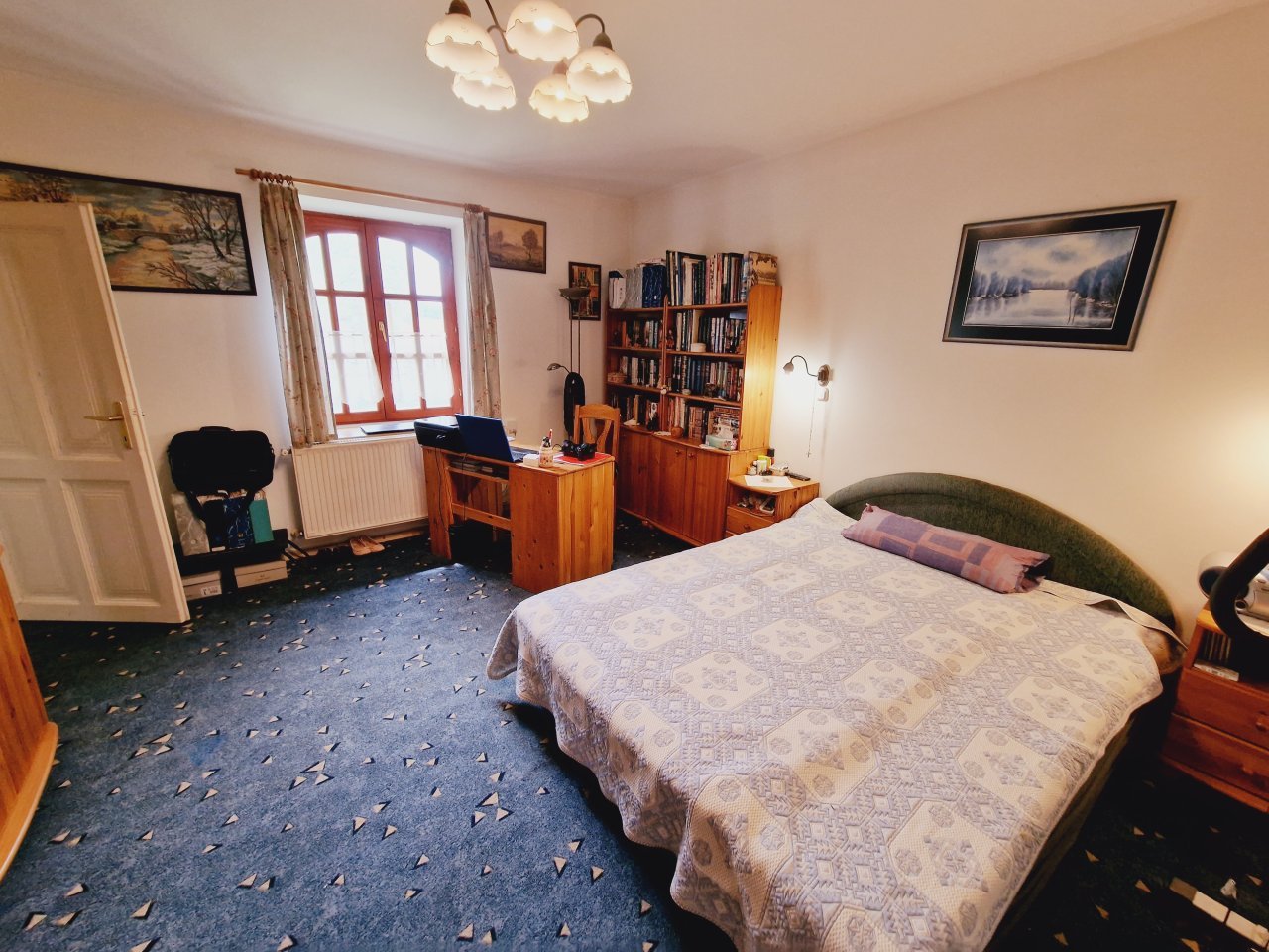 Gemütliches Schlafzimmer mit integriertem Arbeitsbereich - Charme und Funktionalität perfekt vereint!