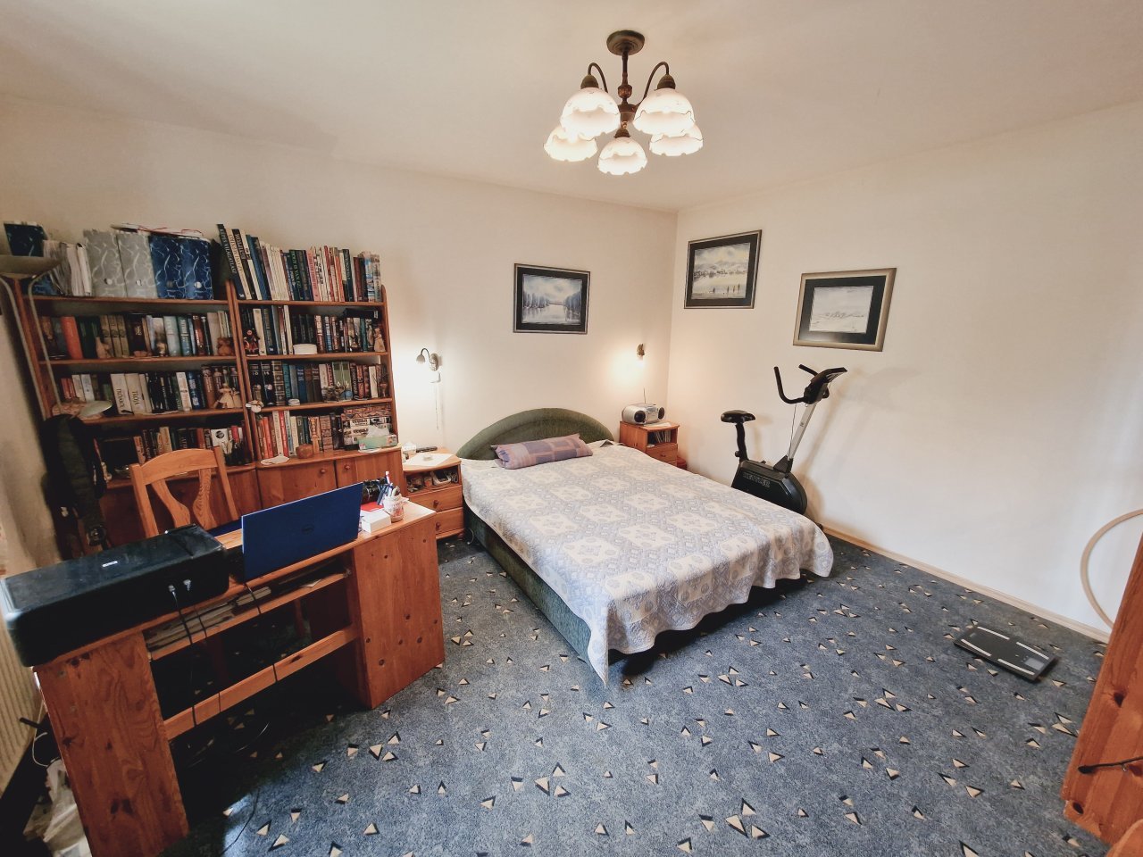 Multifunktionales Schlafzimmer: Intelligente Raumnutzung mit integriertem Arbeitsbereich und großzügiger Buchsammlung