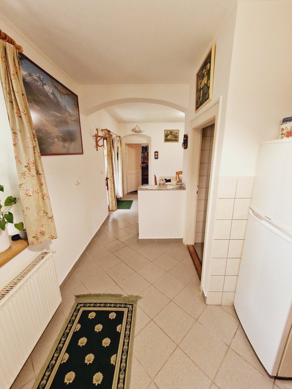 Charmanter Eingangsbereich mit eleganter Raumaufteilung und harmonischem Lichtspiel