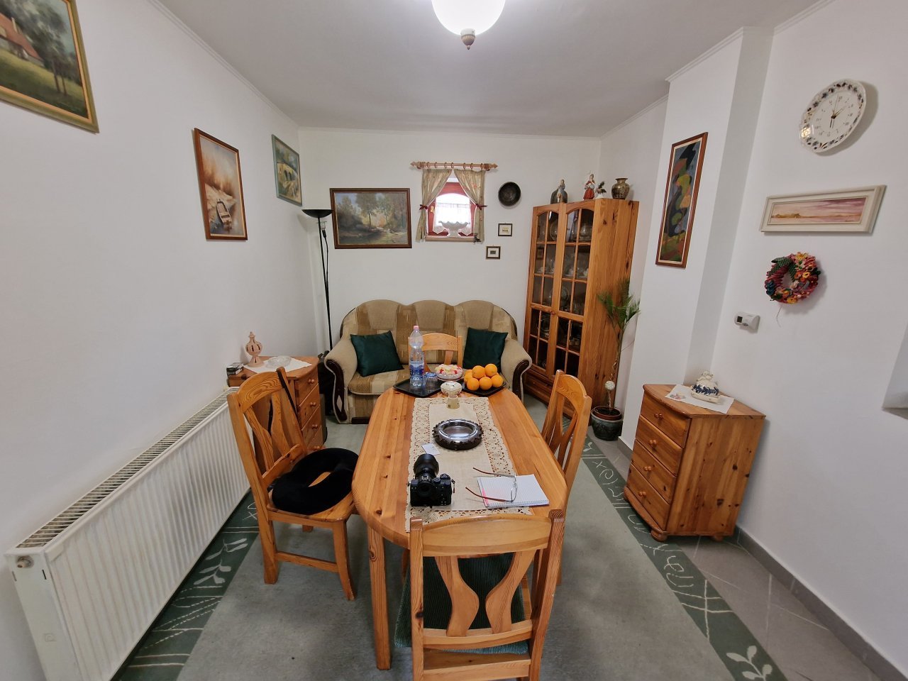 Gemütlicher Essbereich mit Charme: Wohnliche Wärme durch Holzmöbel und stimmungsvolle Wandgestaltung