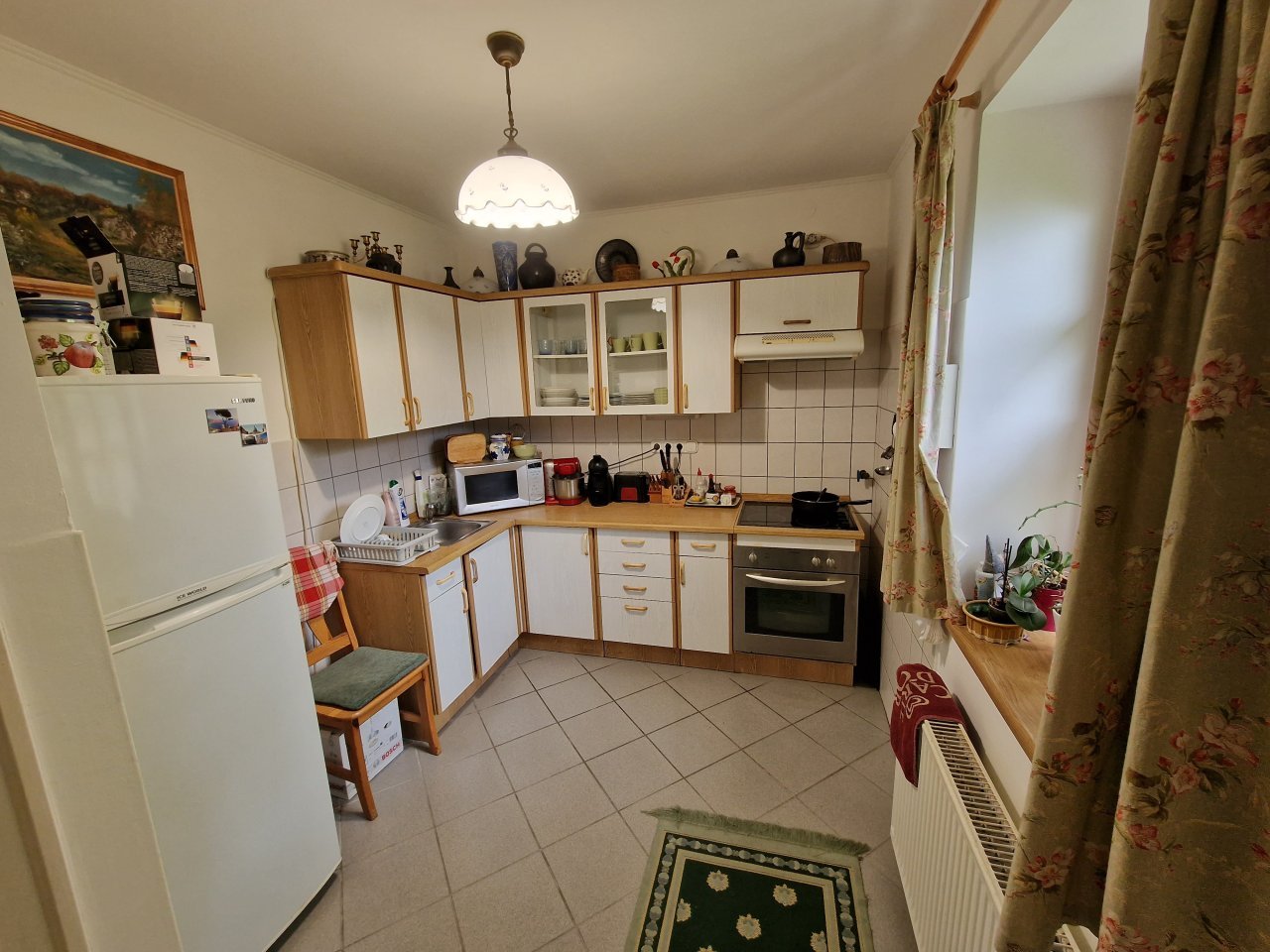 Funktionale L-Küche mit Einbaugeräten und großzügiger Arbeitsfläche - Ideal für Hobbyköche!