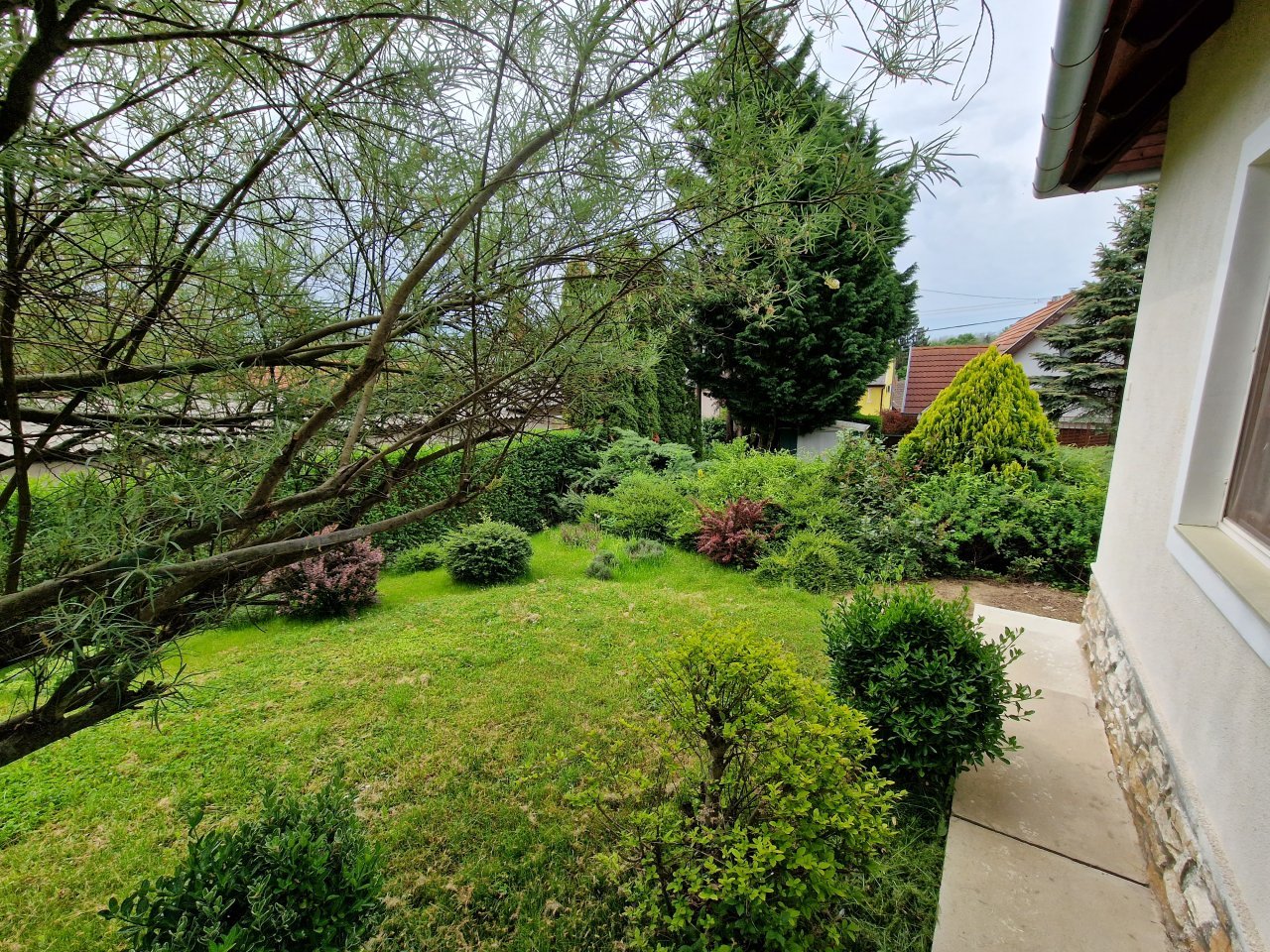 Traumhaft angelegter Privatgarten mit üppigem Grün und durchdachter Bepflanzung - Ihr grünes Refugium wartet!