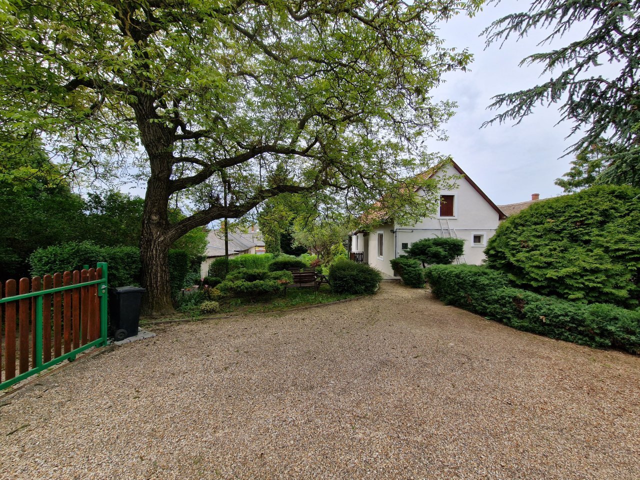Charmantes Einfamilienhaus mit naturnaher Grundstücksgestaltung und majestätischem Altbaumbestand