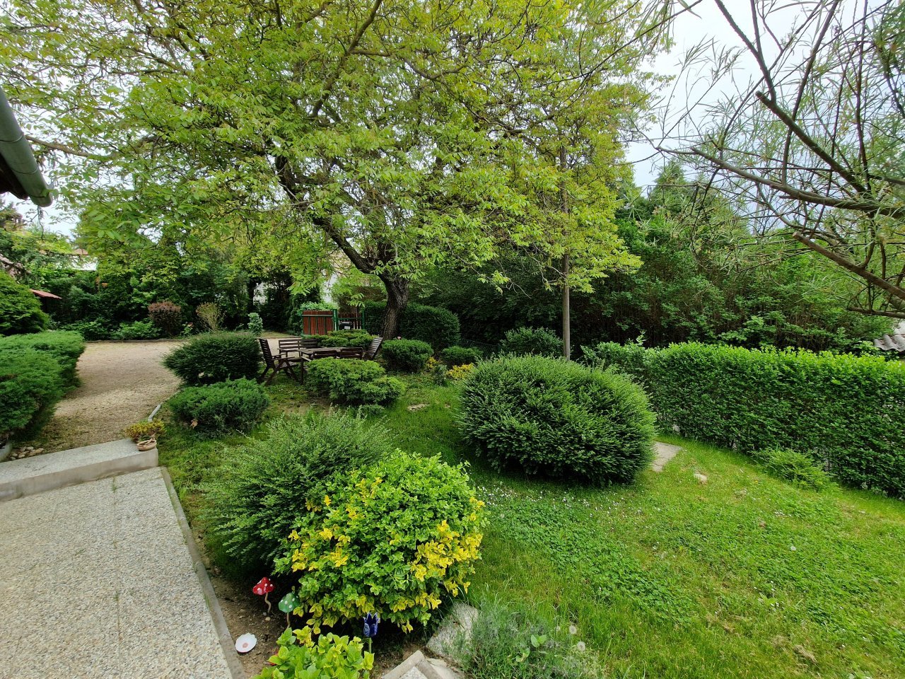 Exklusiver Rückzugsort: Traumhaft angelegter Privatgarten mit malerischen Sitzgelegenheiten und perfekter Bepflanzung