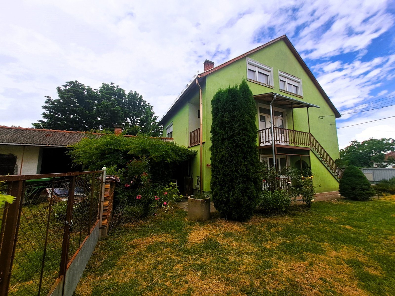 Miske: Háromszintes családi ház - szállásnak is ideális 