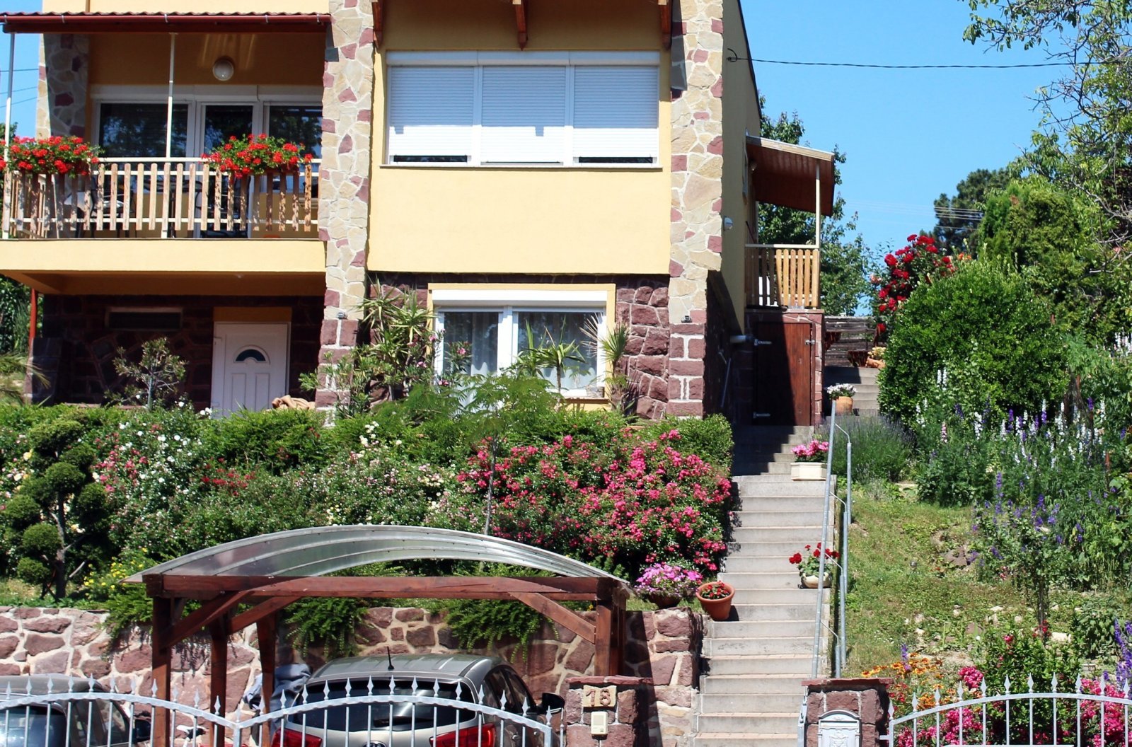 Alsóörs: Kétszintes családi ház panorámás kilátással, két generáció számára 