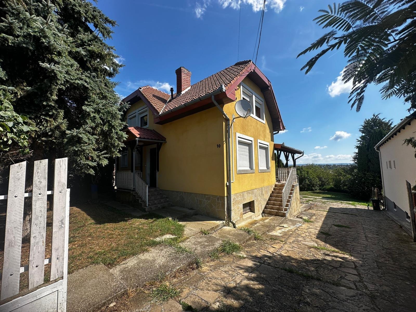 Alsópáhok: Panorámás családi ház egy csendes utcában 