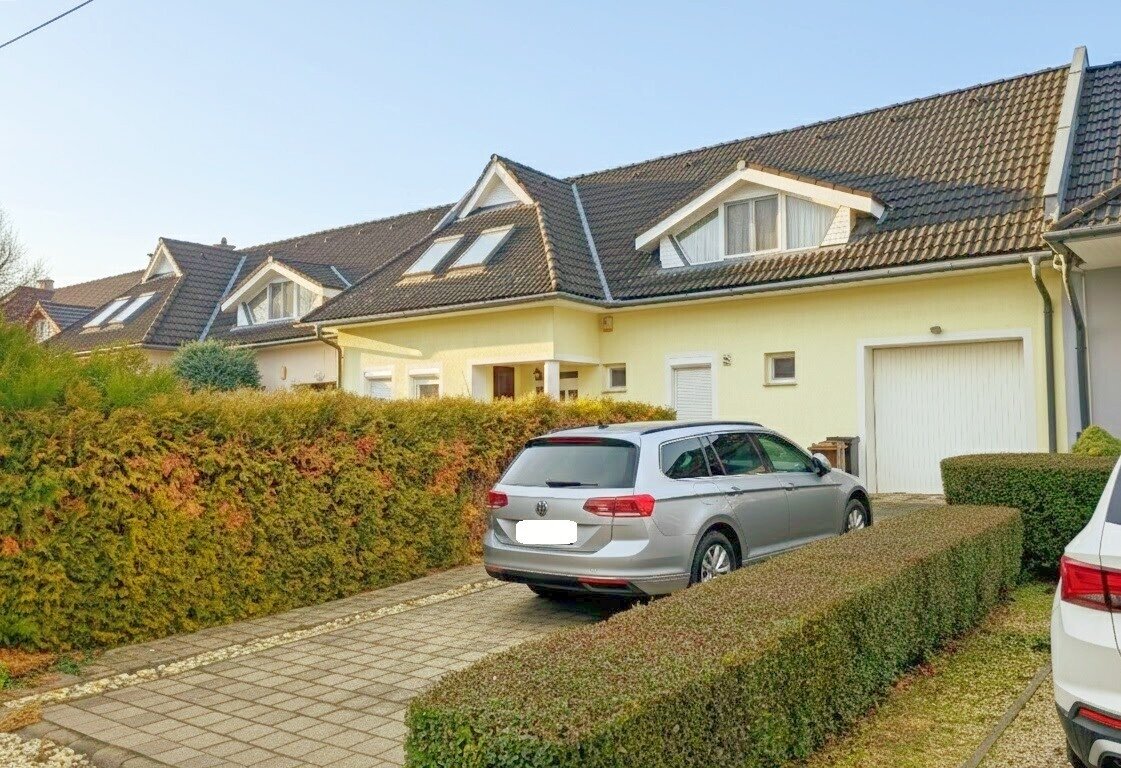 Győr: Hochwertiges Reihenhaus mit Sauna, Kamin und Garten in Győr 
