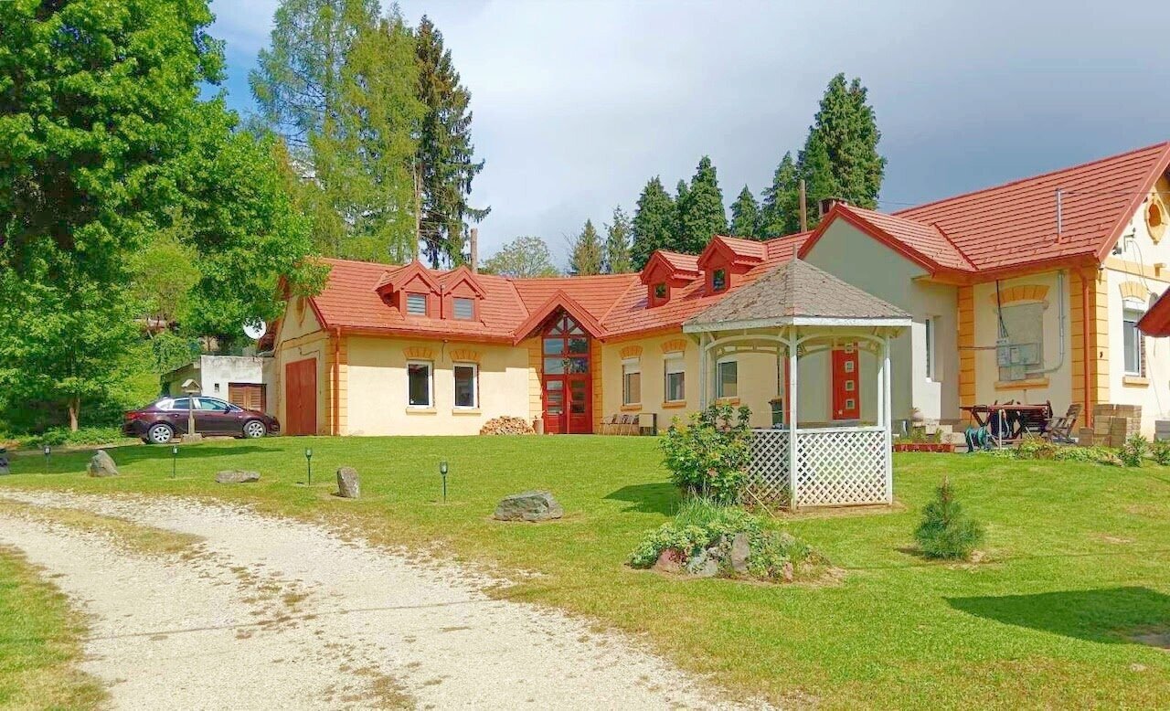 Nádasd: Stilvoll renoviertes Landhaus mit großem Grundstück und Weinkeller in Nádasd 