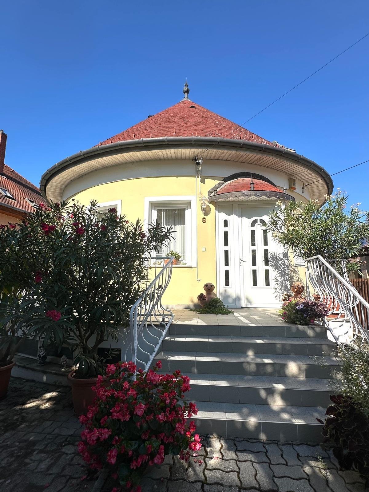 Hévíz: Családi ház orvosi rendelővel és apartmanokkal 