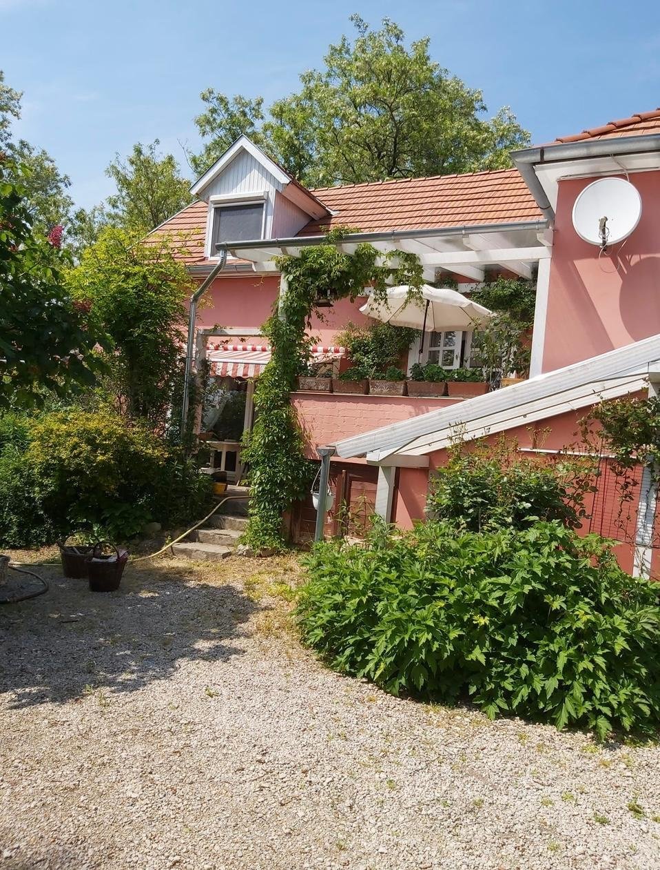 Rezi: Családi ház egy csendes utcában 