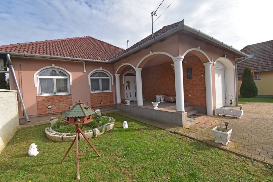 Segesd: Újszerű nagy családi ház (AAA) 