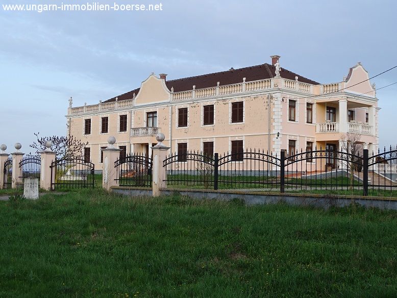 Komitat Zala: Toll renoviertes Schloss – Außenanstrich muss noch gemacht werden 