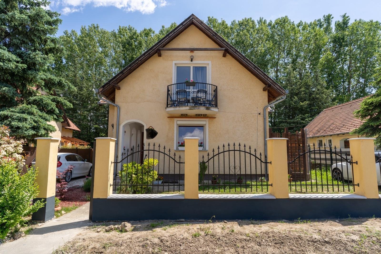 Kehidakustány: Négylakásos családi ház a Balaton közelében 