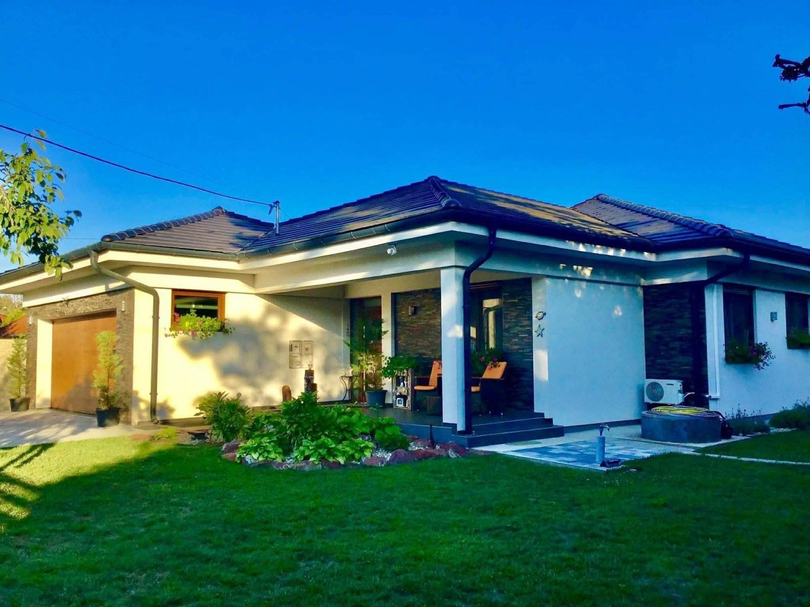 Balatonfenyves: Exkluzív és jól karbantartott családi ház, plusz egy vendégházzal, csendes, központi helyen, a Balaton közelében 