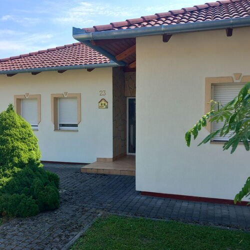 Kehidakustány: Háromlakásos családi ház a Balaton közelében 