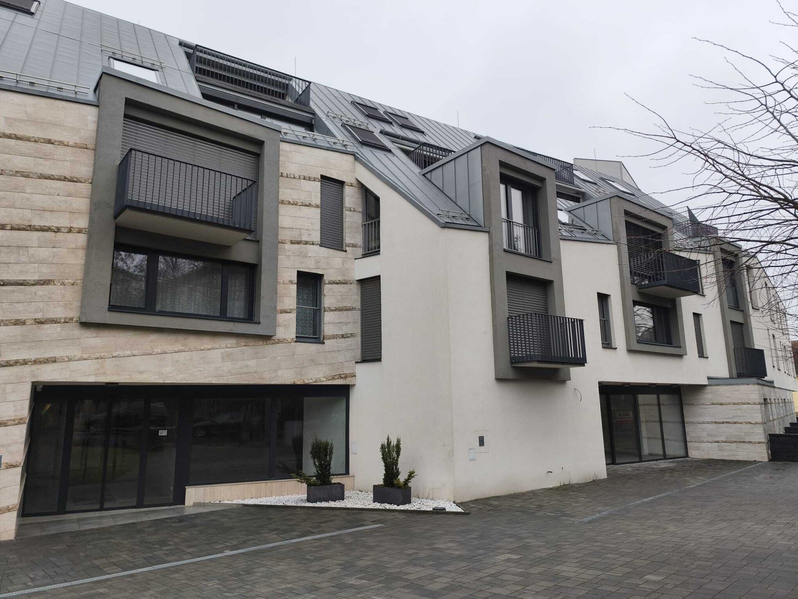 Hévíz: Bútorozott lakás a belvárosban, földalatti parkolóhellyel 